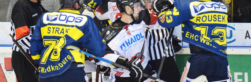 Eishockey Bayernliga EHC Waldkraiburg mit Blaulichttag 