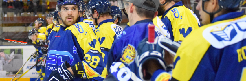 Eishockey Bayernliga Saisonauftakt fuer den EHC Waldkraiburg