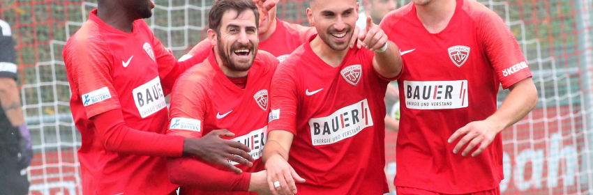 Fussball Regionalliga Bayern Buchbach aergert Tabelenfuehrer