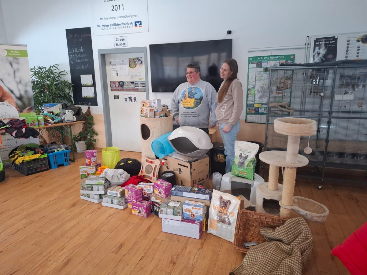 Eberhofer Fan Club hilft Tierheim Winhöring